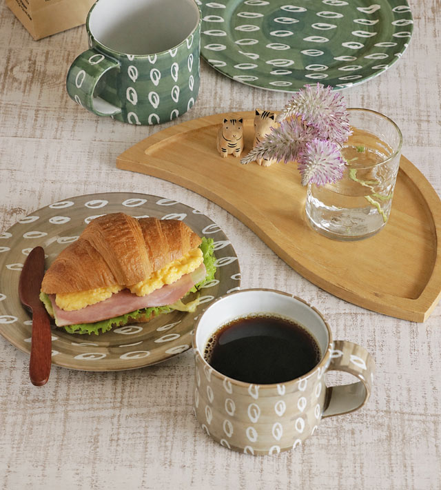 上から見たコーヒーの入ったマグカップとプレートの食卓
