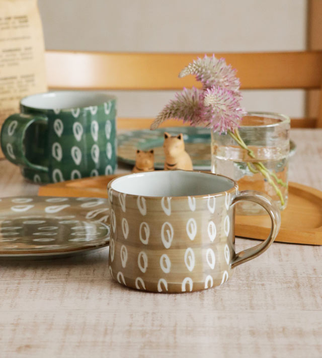 マグカップとプレートを組み合わせたおしゃれなコーディネート