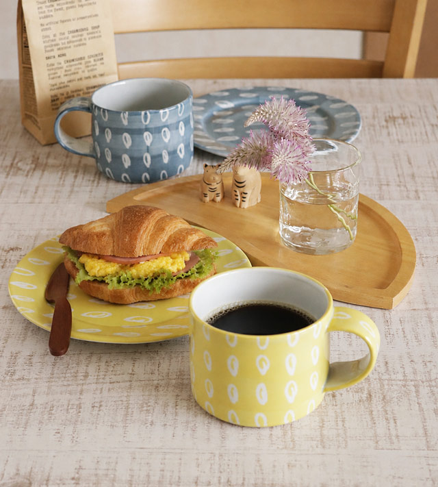 ナガマル色絵マグ イエローとパンの朝食風景