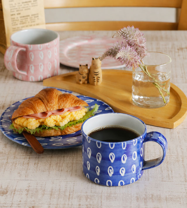 ナガマル色絵マグ ブルーとパンの朝食風景