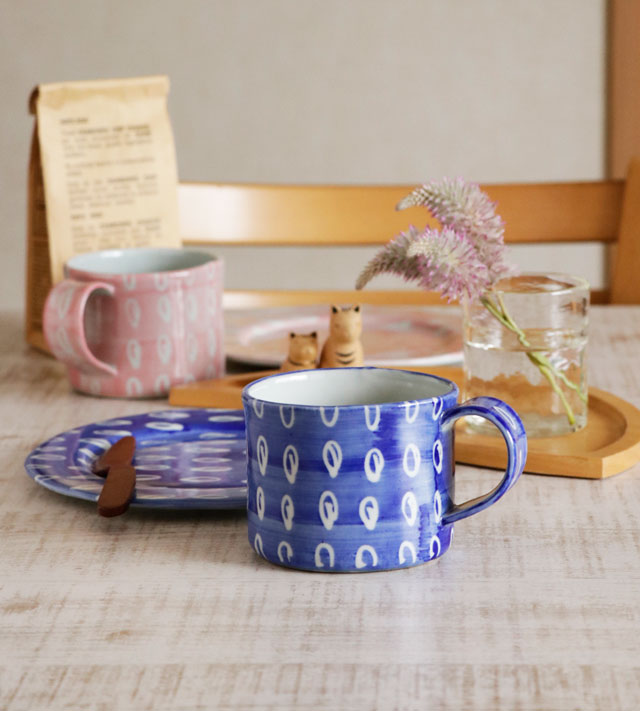 マグカップとプレートを組み合わせたおしゃれなコーディネート