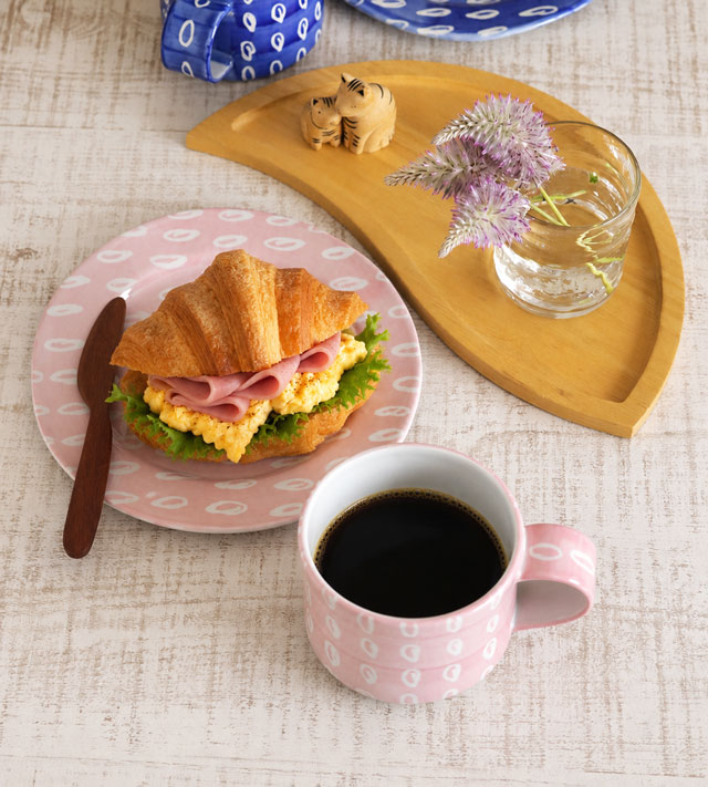 上から見たコーヒーの入ったマグカップとプレートの食卓