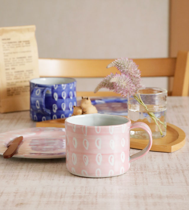 マグカップとプレートを組み合わせたおしゃれなコーディネート