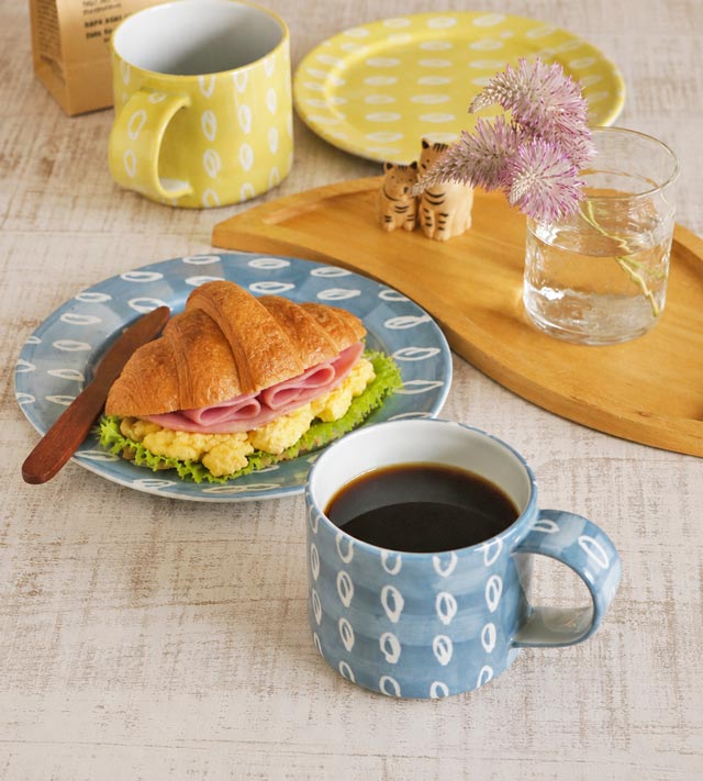 ナガマル色絵マグ ブルーグレーとパンの朝食風景
