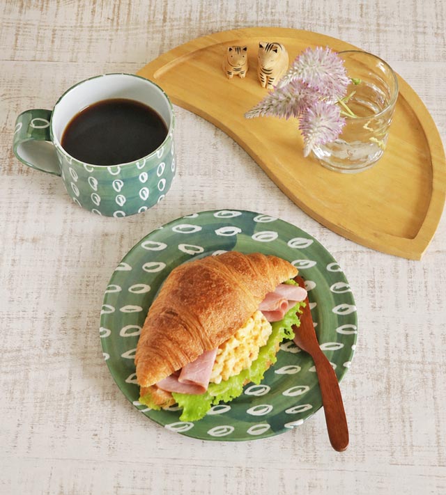 上から見たクロワッサンサンドを載せたリム皿