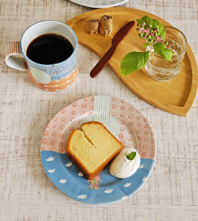 どうぶつリム皿(ピンク・クマ)とおやつの風景