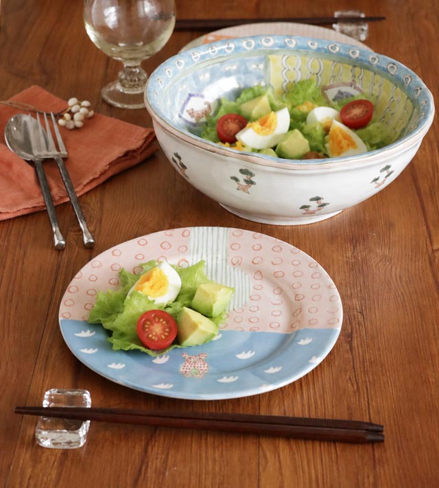 料理を盛ったどうぶつリム皿(ピンク・クマ)