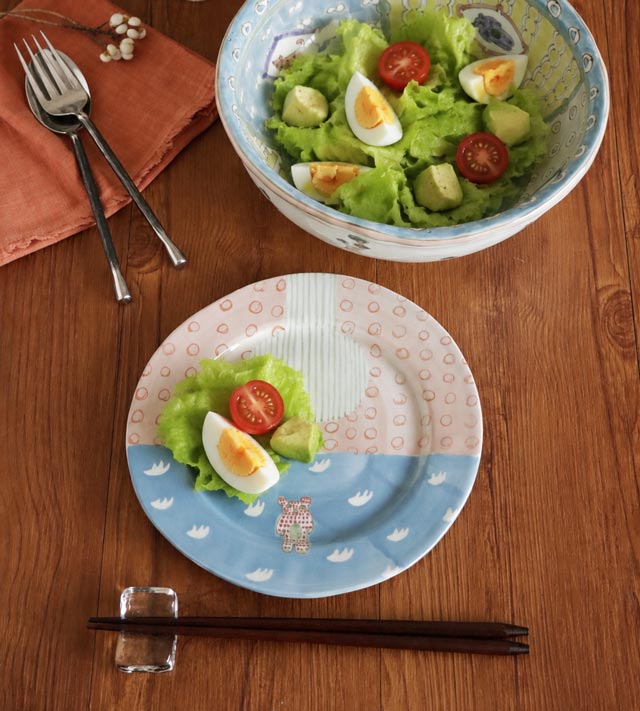 食卓に置かれたどうぶつリム皿(ピンク・クマ)