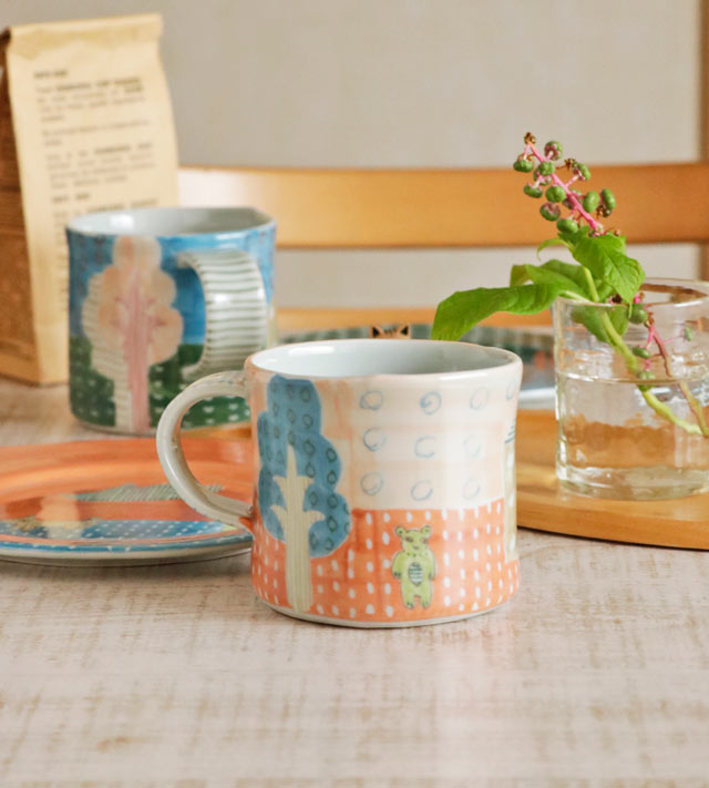 食卓に置かれたどうぶつマグカップ(グリーン・クマ)