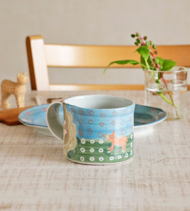 どうぶつマグカップ(グリーン・ウサギ)のお茶タイム風景