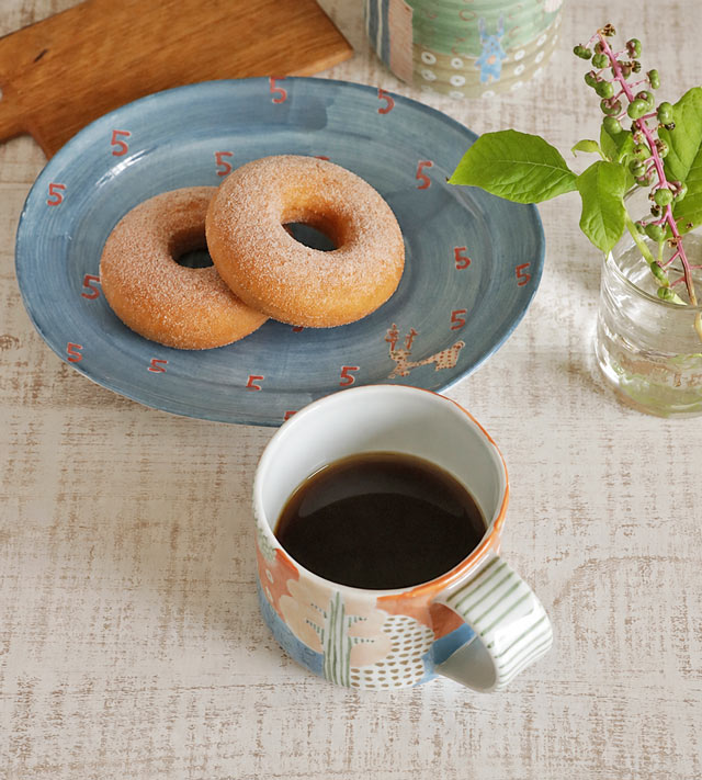 食卓に置かれたどうぶつマグカップ(グリーン・ヒョウ)