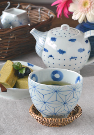 砥部焼・スギウラ工房 麻の葉のフリーカップに緑茶を
