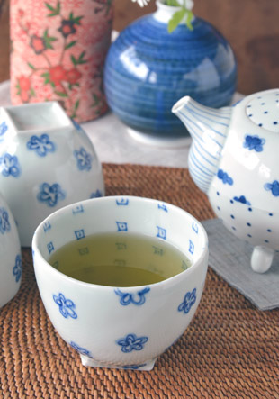 砥部焼・スギウラ工房 花柄のフリーカップに緑茶を