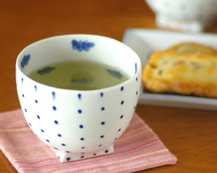 砥部焼・スギウラ工房 ドット柄のフリーカップに緑茶を