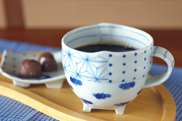 砥部焼・スギウラ工房 はりあわせ足付マグにコーヒーを