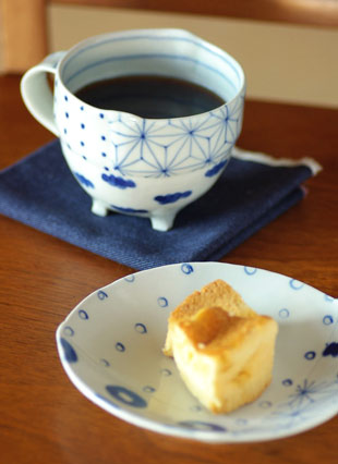 スギウラ工房　はりあわせ取皿にお菓子を