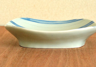 砥部焼・スギウラ工房　まるしかく取皿（ダミストライプ）を横から見て