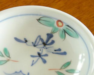 砥部焼・陶房遊 花ちらしの玉ぶち鉢(4寸)の絵付け