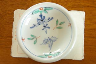 砥部焼・陶房遊 花ちらしの玉ぶち鉢(4寸)をはがきと比較して