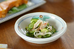 砥部焼・陶房遊 花ちらしの玉ぶち鉢(4寸)に酢の物を盛って