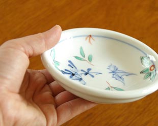 砥部焼・陶房遊 花ちらしの玉ぶち鉢(4寸)を手に持って