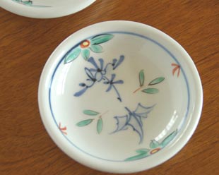 砥部焼・陶房遊 花ちらしの玉ぶち鉢(4寸)を上から見て