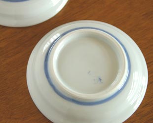 砥部焼・陶房遊 花ちらしの玉ぶち鉢(4寸)の裏面