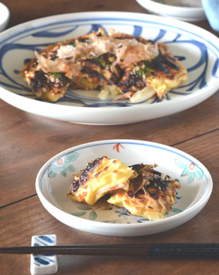 砥部焼・陶房遊　花ちらしの取皿(5寸)にお好み焼きを