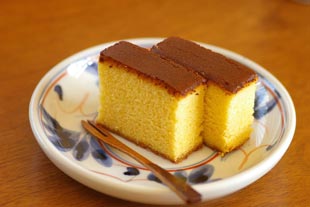 砥部焼・陶房遊 しだ紋の取皿にカステラを盛って