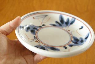 砥部焼・陶房遊 しだ紋の取皿を手に持って