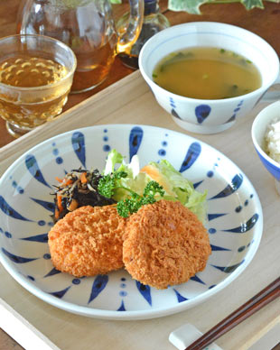 砥部焼・陶房遊 あまつぶの丸皿(7寸)にコロッケをを
