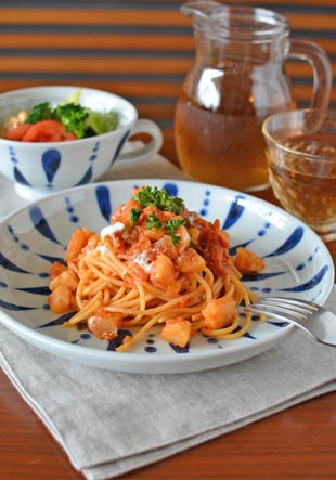 砥部焼・陶房遊 あまつぶの丸皿(7寸)にパスタを