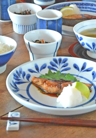 砥部焼・陶房遊 ブルーリールの丸皿(7寸)にぶりの照り焼きを