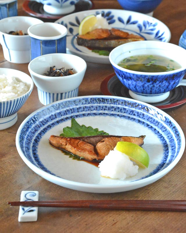 陶房遊 駒とびかんなの丸皿(7寸)にぶりの照り焼きを