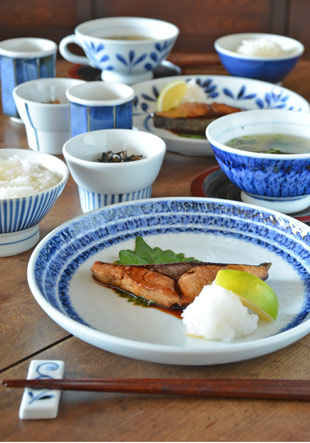 砥部焼・陶房遊 駒とびかんなの丸皿(7寸)にぶりの照り焼きを