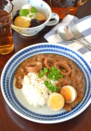 砥部焼・陶房遊 駒とびかんなの丸皿(7寸)にカレーを