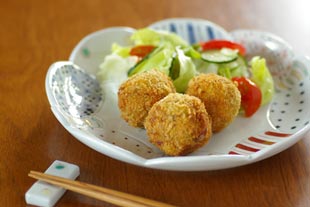 陶房遊 彩り紋の花皿(7寸)にコロッケを盛って