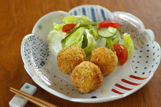砥部焼・陶房遊 彩り紋の花皿(7寸)