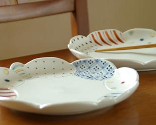 砥部焼・陶房遊 彩り紋の花皿(7寸)を横から見て