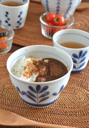 砥部焼・陶房遊　ブルーリーフの多用碗にカレーを