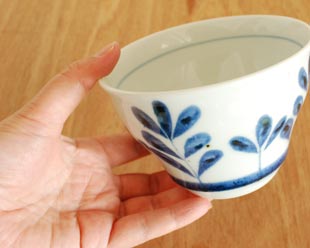 砥部焼・陶房遊　ブルーリーフの多用碗を手に持って