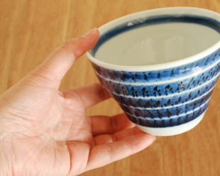 砥部焼・陶房遊 駒とびかんなの多用碗を手に持って