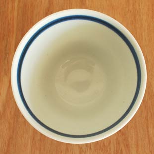 砥部焼・陶房遊 駒とびかんなの多用碗を上から見て