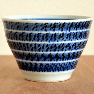 砥部焼・陶房遊 駒とびかんなの多用碗を横から見て