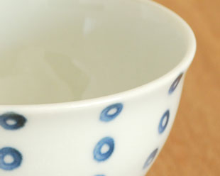 砥部焼・陶房遊 まる紋の多用碗の縁部分