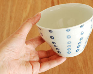 砥部焼・陶房遊 まる紋の多用碗を手に持って