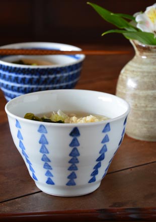 砥部焼・陶房遊 さんかく紋の多用碗にうどんを