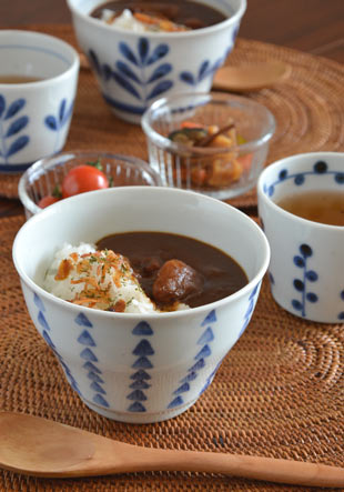 砥部焼 さんかく紋の多用碗にカレーを