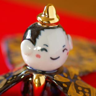 砥部焼・陶房遊の雛人形(大) お内裏様の表情
