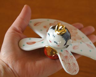 砥部焼・陶房遊の雛人形(大) お雛様を手に持って
